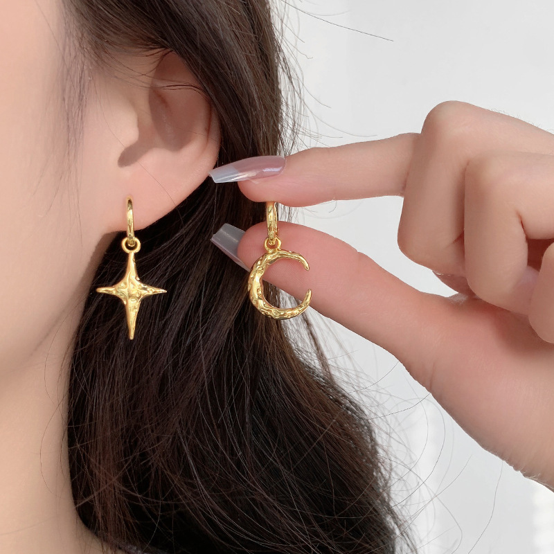 Fine Jewelry & Watches Photos - Hochwertige Ohrringe mit eingelegten Sternen und